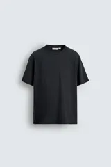 Camiseta de corte regular, cuello redondo y manga corta, confeccionada en tejido de peso medio.