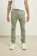 Pantalón de gabardina de corte recto y tiro medio, con bolsillos laterales y traseros, y cierre frontal con botón y cremallera.