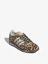 Championes Adidas SL 72 OG de diseño retro, confeccionados con estampado de leopardo y detalles en color blanco crudo, con las icónicas tres tiras laterales y suela dentada de goma.