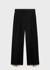 Pantalon de vestir de corte recto y tiro medio, con detalle de pinzas frontales, bolsillos laterales y cierre oculto con botón, gancho y cremallera.