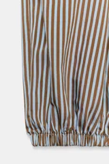 Pantalón de tiro medio con pierna ancha y cintura elástica, confeccionado en mezcla de viscosa con diseño de rayas verticales en tonos mostaza y marrón.