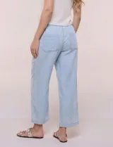 Pantalón crop de algodón y rayón, color beige, con pretina elástica con cordón de ajuste, bolsillos frontales aplicados y corte recto.