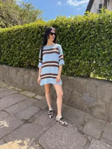 Vestido corto tejido a rayas horizontales color celeste y marrón.