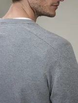 Sweater azul marino de punto con cuello redondo y mangas largas.