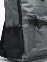 Mochila Forum Active con estampado tie-dye en blanco y negro, con un compartimento principal grande con cierre, un compartimento frontal pequeño con cierre y un bolsillo lateral abierto con elástico.