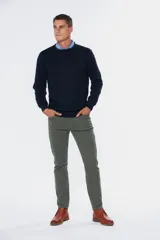 Pantalón de gabardina marrón, estilo chino de corte recto, con cinco bolsillos y presillas para cinturón.