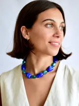 Collar de cuentas de resina en tonos azul y turquesa con acabado marmolado, montado sobre una cadena de acero quirúrgico ajustable.