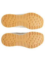Championes urbanos Under Armour modelo Street Mirage, color beige con detalles en blanco. Presentan una parte superior de malla transpirable con superposiciones de gamuza, entresuela de EVA acolchada y suela de goma con agarre.