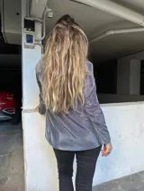 Blazer plateado tornasolado con textura de red, de mangas largas.