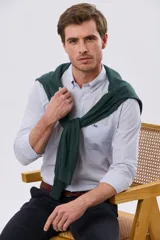 Camisa de manga larga con diseño de cuadros vichy en tono celeste y blanco, cuello abotonado y bolsillo frontal en el pecho con logo bordado.