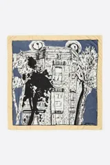 Pañuelo cuadrado de poliéster reciclado con un diseño estampado que simula una ilustración urbana en tonos azul, blanco y negro, con un marco en tono beige.