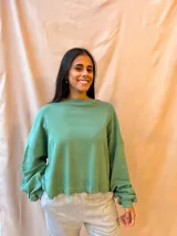 Sweater amarillo de corte cropped y mangas largas abullonadas.