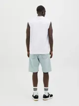 Musculosa blanca de algodón con cuello redondo y estampado del logo de Jack & Jones en el pecho.