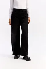 Jean de corte wide leg con tiro alto y piernas amplias, confeccionado en denim de algodón con lavado azul medio.