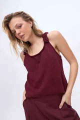 Musculosa de punto azul marino con brillo de lurex, escote redondo y breteles anchos decorados con rulos tejidos.