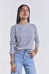 Remera básica de manga larga en color gris melange, con textura acanalada y cuello redondo.