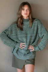 Sweater tejido de algodón color gris jaspeado, de cuello alto y corte oversize.