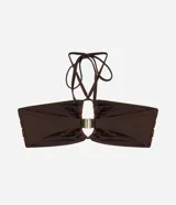 Top de bikini bandeau marrón con tirantes cruzados al cuello y diseño fruncido con detalles bordados en contratono.