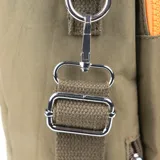 Mochila matera verde militar marca Extra Large, con detalles en naranja y un parche circular frontal con el logo de la marca. Cuenta con doble asa fija superior, cierre de doble deslizador y correas ajustables.
