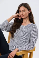 Blusa clásica de manga larga con cuello redondo, diseño a rayas verticales en tono oscuro sobre base blanca.
