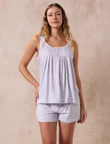 Conjunto de pijama estampado marca René Rofé, compuesto por musculosa y short. La musculosa tiene escote redondo con aplique de puntilla y botones. El short tiene cintura elastizada.