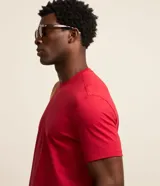 Remera de manga corta y cuello redondo, confeccionada en algodón peruano de alta calidad. Presenta un diseño liso y corte cómodo, ideal para uso diario.