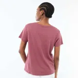 Camiseta básica de manga corta con cuello en pico, confeccionada en tejido suave de color rosa.