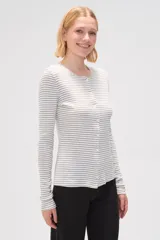 Cardigan de algodón calado con diseño de rayas horizontales finas, cuello redondo y cierre frontal con botones.