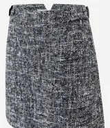 Minifalda gris con textura tweed, corte recto y detalle de botones decorativos en el lateral.