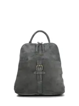 Mochila Hush Puppies color gris, confeccionada en una combinación de cuero sintético con efecto desgastado y gamuza en el bolsillo frontal. Cuenta con cierre principal, asa superior, correas ajustables y detalle de hebilla decorativa en el frente.