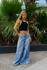 Jeans de denim de tiro alto y pierna ancha tipo extra wide, con bolsillos traseros aplicados y diseño exclusivo de corte amplio con costuras frontales diagonales.