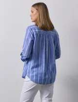 Camisa de lino marca Dash, color beige con rayas verticales blancas, cuello con solapa, cierre frontal de botones, bolsillo aplicado en el pecho y mangas largas con sistema para arremangar mediante presilla y botón.