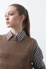 Chaleco tejido de algodón en color marrón, con diseño de textura acanalada y corte recto.