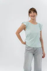 Musculosa rosa de corte clásico con cuello redondo y volados en los hombros.