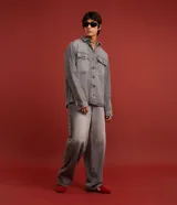 Pantalon baggy de jean gris con efecto deslavado, tiro medio, cierre con boton y cremallera, trabillas para cinturon y bolsillos delanteros y traseros.