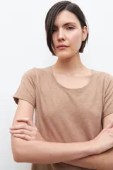 Remera color tostado melange, de corte clásico y escote redondo.