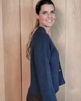 Cardigan de lana lambswool con diseño color block en tonos beige, marrón y turquesa. Presenta escote en V, cierre frontal con botones y puños anchos acanalados.