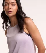 Musculosa deportiva color lila, de corte holgado y bajo redondeado.