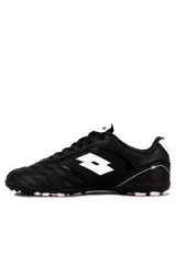 Championes de fútbol 5 Lotto Milan-TF para hombre, color negro con el logo de la marca en blanco en el lateral, diseñados con suela de tapones bajos para superficies sintéticas.