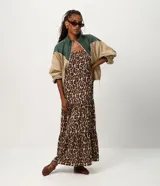 Vestido midi evasê sin mangas, con breteles finos, escote recto, lastex en la espalda y ruedo con recortes fruncidos. Estampado con animal print de leopardo.