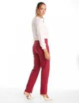 Pantalón de vestir color verde militar, de corte recto y entallado. Presenta una cintura ancha de soporte, nervadura central vertical y bolsillos posteriores simulados.