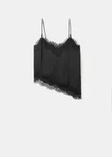 Top de satén negro con tirantes finos, escote en V y detalles de puntilla en el escote y el dobladillo inferior.