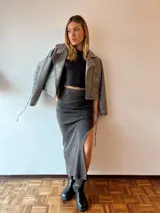 Pollera larga de lycra color gris con textura acanalada y tajo lateral.