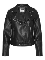 Campera biker negra de cuero sintético con solapas anchas, cierre frontal cruzado, bolsillos con cremallera y detalles metálicos.