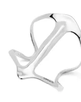 Pulsera rígida plateada con forma de mantarraya.