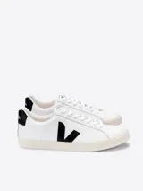 Championes Veja modelo Esplar, de diseño minimalista en color blanco con el logo lateral y detalle en el talón en color negro. Fabricados con cuero orgánico y suela de caucho amazónico.