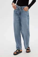 Pantalón de jean celeste de tiro alto, con corte recto y lazo ajustable en la cintura.