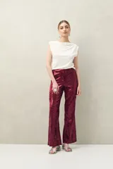 Pantalón de vestir de lentejuelas color borgoña, de corte acampanado.