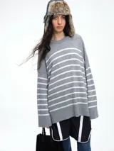 Sweater de tejido de punto con cashmere, de corte relajado y diseño a rayas horizontales. Presenta cuello redondo, hombros caídos y mangas amplias.
