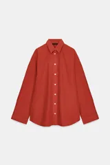 Camisa de corte oversize confeccionada en popelín de algodón, con cuello solapa, manga larga con puños y cierre frontal de botones.